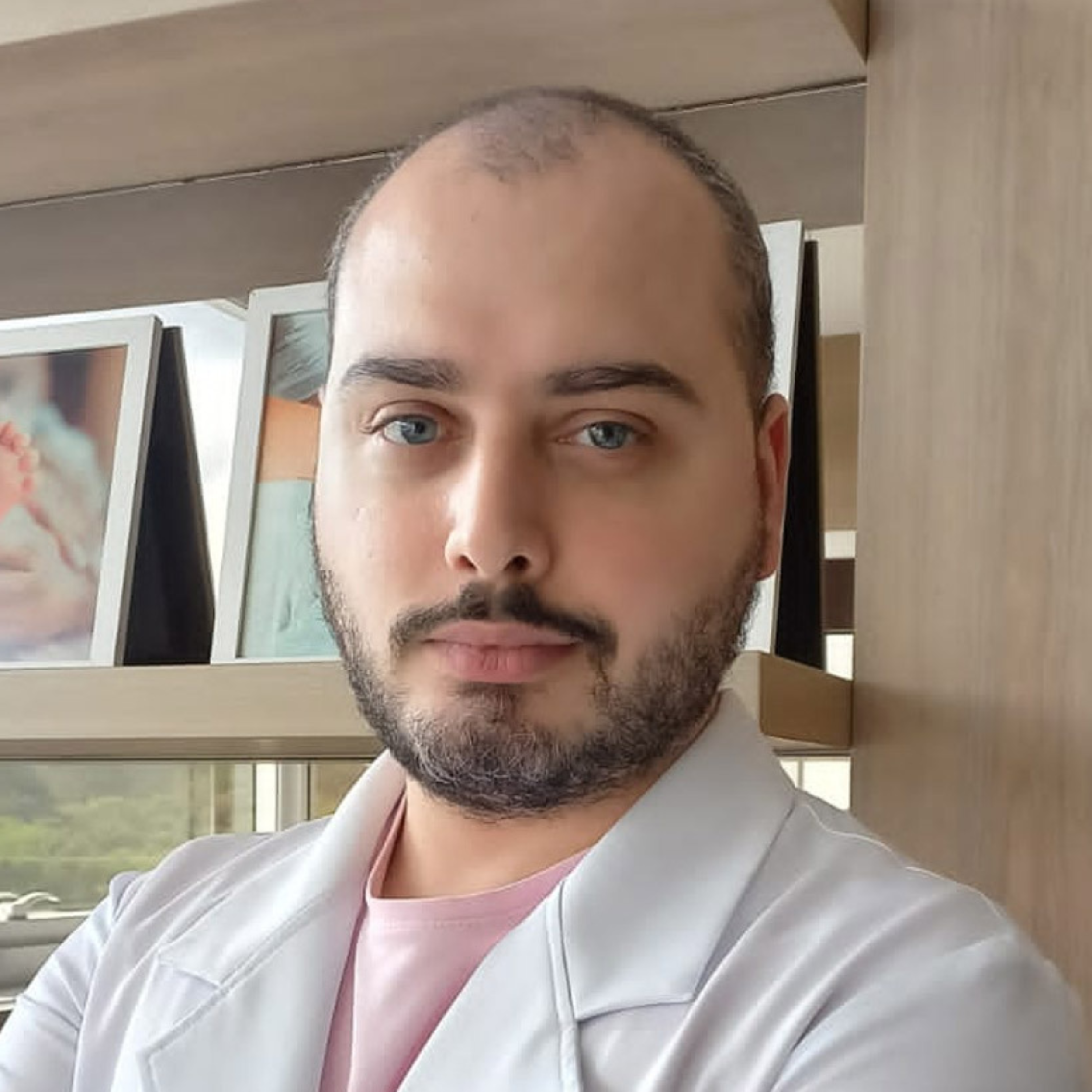 Médico – Dr. Henrique de Almeida